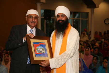 Chairman, GSSWH Board of Trustees, Prithvipal Singh Likhari presenting plaque to Sant Anoop Singh Ji Unawale